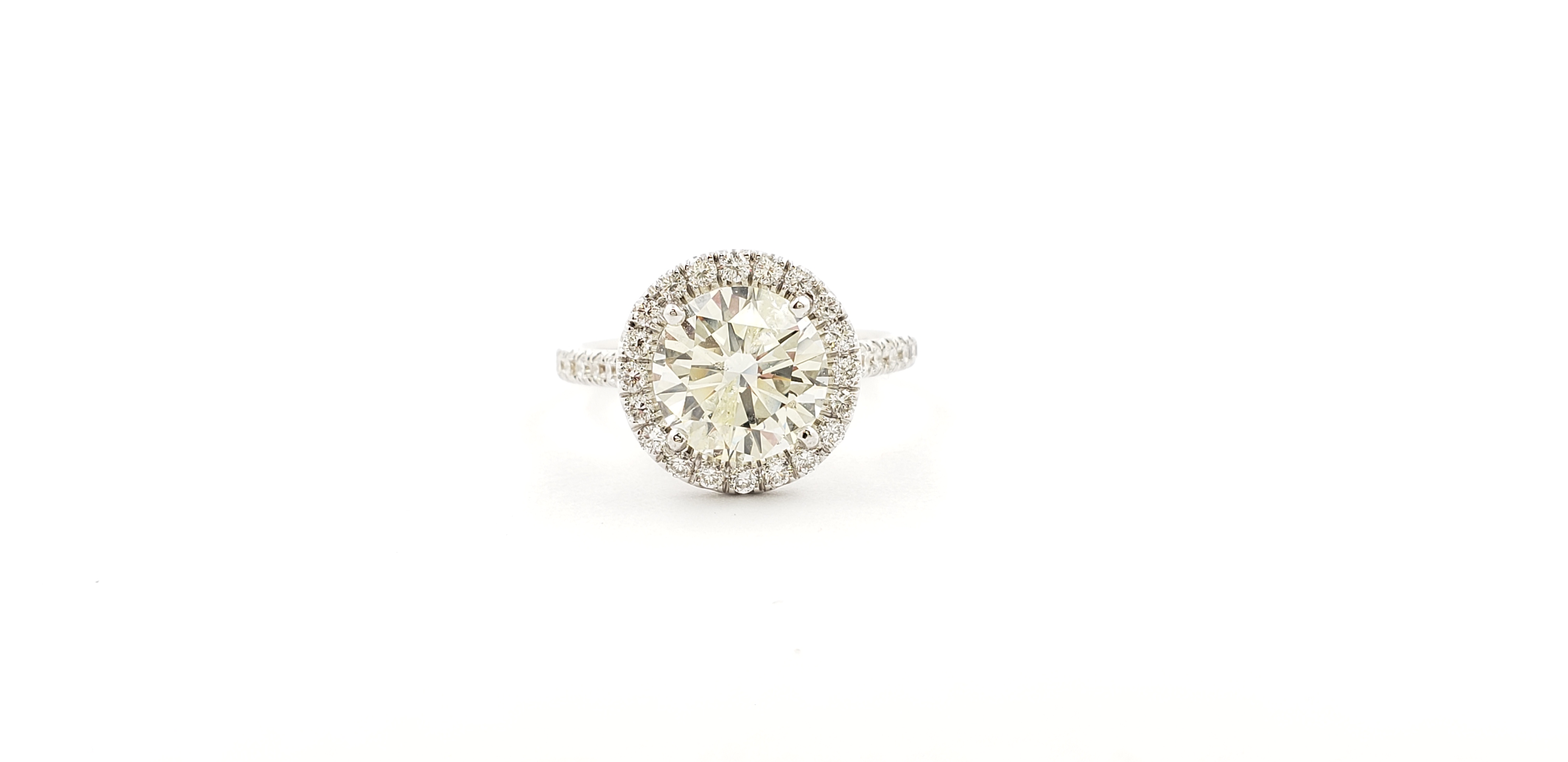 Round Shape Diamond Ring with Halo